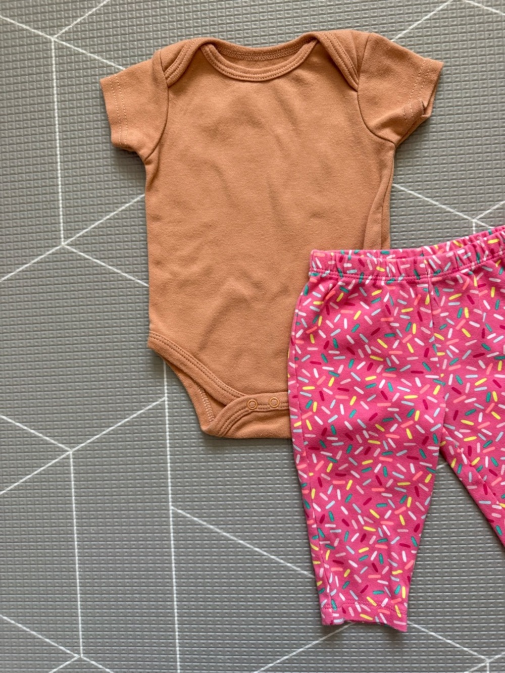 Carters|Baby girl set,Rust Brown short sleeve Onesie & Pink Sprinkle Leggings•••